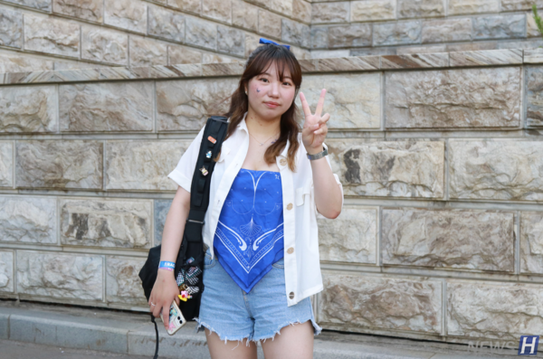 ▲ 신채은(전기생체공학부 전기공학전공 1) 씨는 '파랑'이라는 드레스 코드에 알맞게 머리와 상의, 신발 모두 파란색으로 맞췄다. ⓒ 임성은 기자