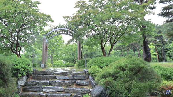 ▲ 아고라 옆 경상대학으로 향하는 입구.