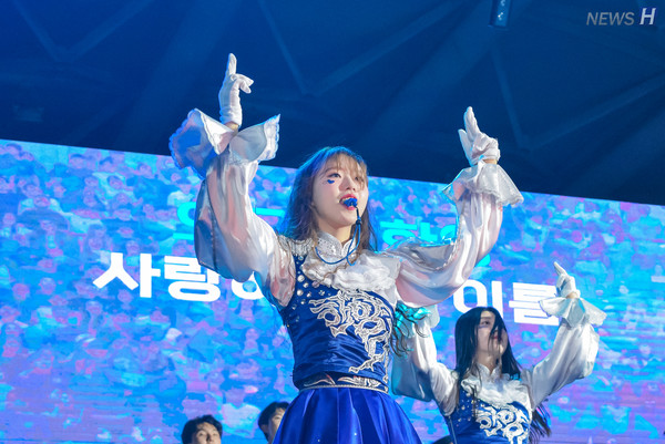 ▲ 스포츠토토 베팅샵 응원가 '한양하라'에 맞춰 모션을 하고 있다.