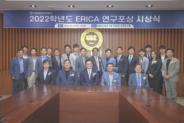 [사진자료] 31일 경기도 안산시 웹툰사이트 토토사이트학교 ERICA캠퍼스에서 개최된 ‘2022학년도 ERICA 연구포상 시상식’에서 참석자들이 기념사진을 촬영하고 있다.