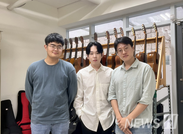 ▲ 응원가 '가리워진 길' 제작에 힘쓴 클래식 기타 동아리 샤르만트의 유지원(국제학부 2, 가운데), 박준서(융합전자공학부 3, 오른쪽), 고경빈(작곡과 2) 씨. ⓒ 박서영 기자