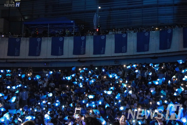 ▲ 2023 봄 응원제전에서 '가리워진 길' 응원 무대가 처음 공개됐다. 푸른 응원 봉지 안에 핸드폰 플래시를 넣어 푸른 빛 물결을 만드는 한양인의 모습. ⓒ 임성은 기자