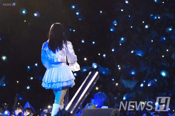 ​▲ 한양인의 응원을 주도하고 있는 한양대 공식 응원단 RHooters의 응원단장 조보라(의류학과 3) 씨. '가리워진 길'을 떼창하는 한양인의 모습이 인상적이다. ⓒ 임성은 기자​