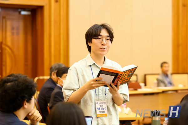 ▲ 박치영(정책학과 4) 씨가 자유 레드벨벳 토토 토론에서 청중의 질문에 답변하고 있는 모습이다. ⓒ 이현주 직원