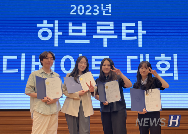 ▲ 기자가 속한 '팩풀 읽는 42' 팀은 지정도서인 '팩트풀니스'에 대해 비판적으로 고찰하는 토론을 중점으로 했으며 최우수상을 받았다. ⓒ 백세빈 기자