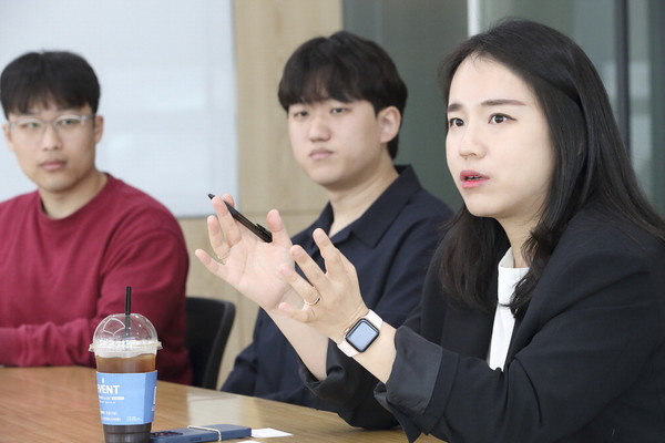 지난 4일 '매일경제'와 진행한 인터뷰에서 발언하고 있는 김은솔 컴퓨터소프트웨어학부 교수. ⓒ 매일경제