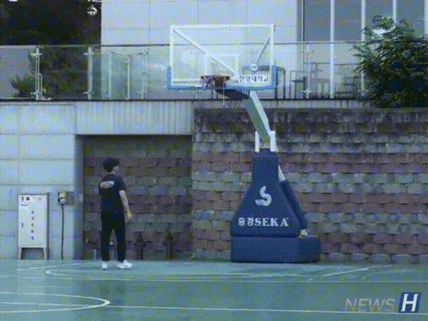 ▲ 한 학생이 농구를 즐기고 있다.