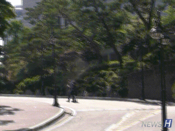 ▲ 캠퍼스를 거닐고 있는 학생들.