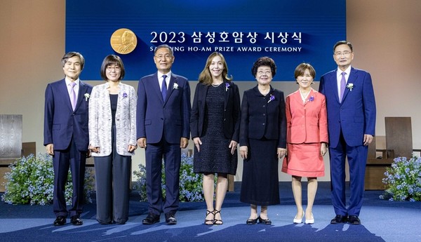 삼성호암상 수상자인 선양국 토토사이트 펫(왼쪽 세 번째)가 ‘2023 삼성호암상 시상식’에서 기념 촬영하고 있다.
