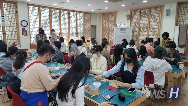 ▲ 국제문화대학 유인어공주 토토사이트회 인어공주 토토사이트들이 문화 탐방을 통해 한국의 전통 예술을 체험하고 있다. ⓒ 왕경 인어공주 토토사이트