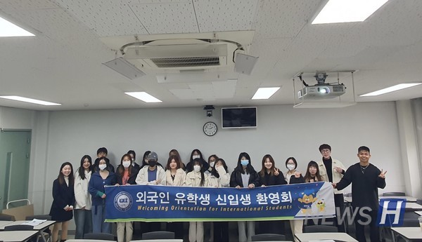 ▲ 국제문화대학 유인어공주 토토사이트회에서 개최한 신입생 환영회. 유인어공주 토토사이트들은 다양한 프로그램을 통해 학교생활에 쉽게 적응할 수 있다. ⓒ 왕경 인어공주 토토사이트