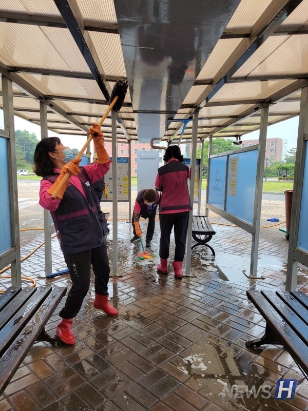 ▲ 미화원들이 청소 도구를 활용해 흡연실을 청소하고 있다. 천장과 바닥, 벤치를 꼼꼼하게 관리한다. ⓒ 장미라 씨