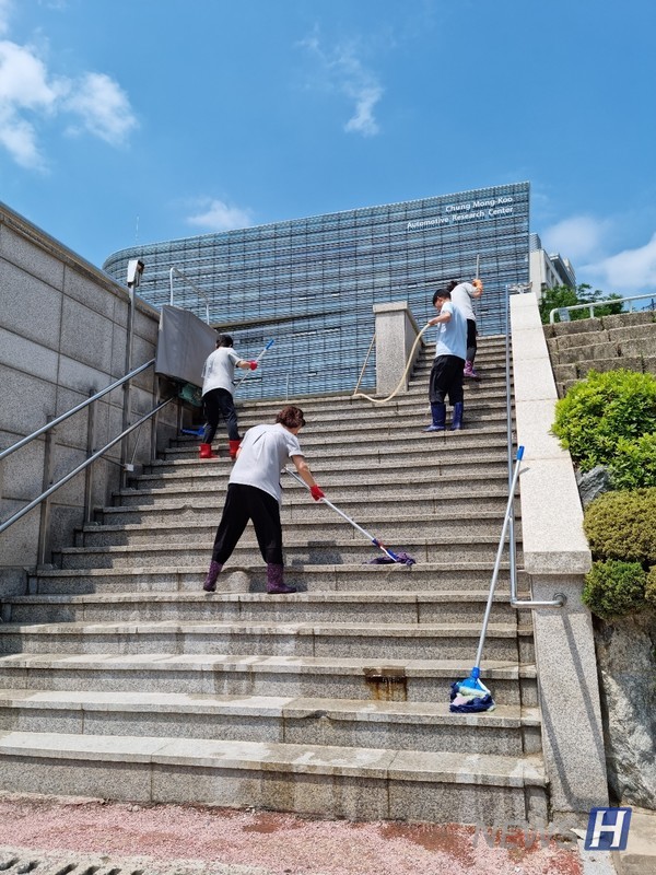 ▲ 한양대 미화원이 물걸레로 계단을 열심히 청소하고 있다. 이들은 계단을 비롯해 교내 곳곳을 청소하며 미화 관리에 힘쓰고 있다. ⓒ 윤복임 씨