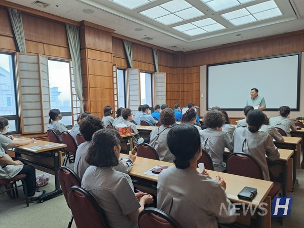 ▲ 미화 업무를 위해 필요한 교육을 받는 미화원들의 모습. 미화 작업 이전에 교육을 진행함으로써 담당 업무와 필요한 자질을 학습한다. ⓒ 윤복임 씨
