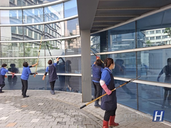 ▲ 더운 여름철에도 미화원들은 정기적으로 건물 외벽을 청소한다. 손이 닿지 않는 곳까지 깨끗하게 청소하는 미화원들의 열정이 돋보인다. ⓒ 정회권 씨