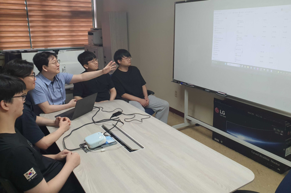 ERICA 비전모델링마스터 토토사이트실(Vision Modeling Lab) 이민식 교수(가운데)와 마스터 토토사이트생들