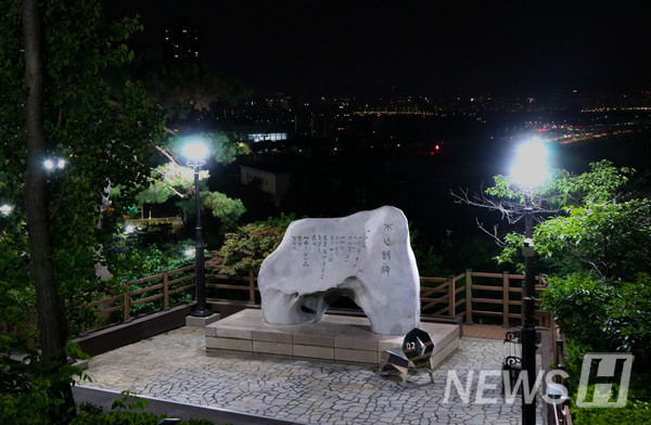 ▲ 늦은 시간 꿋꿋하게 자리를 지키는 슬롯사이트 볼트카지노메이저 2경 ‘목월시비’