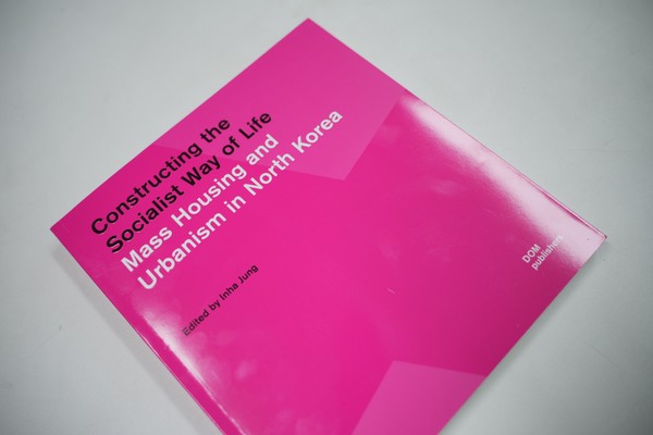 도서 “사회주의적 삶의 방식의 구축: 토토사이트 w 대량생산 주거와 도시계획 ; Constructing the Socialist Way of Life : Mass Housing and Urbanism in North Korea” 표지. [발행: Berlin: DOM Publisher]