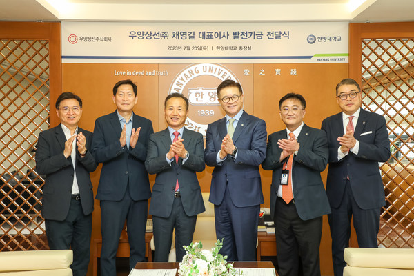 발전기금 전달식에 참석한 관계자들이 기념 촬영을 하고 있다.