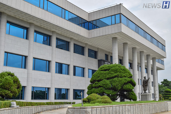 ▲ 베이지 색상이 감돌던 1, 2, 3층의 외벽이 그레이 톤으로 교체돼 통일감을 준다.