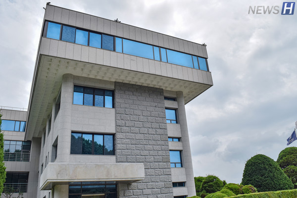 ▲ 옆에서 바라본 깔끔한 본관의 모습