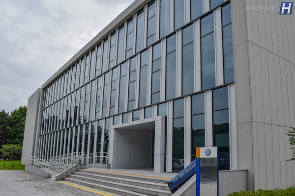 ▲ 본관 뒤편에서는 새로 증축된 ERICA융합원 건물이 자리 잡았다.