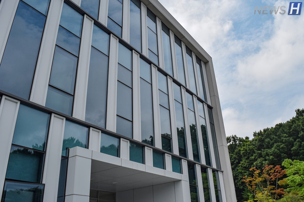 ▲ ERICA융합원 건물 확대 사진에서 여름 하늘을 담은 유리창과 정밀한 디테일을 감상할 수 있다.