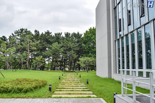 ▲ ERICA융합원 건물 왼쪽에는 소규모 산책로가 마련됐다.