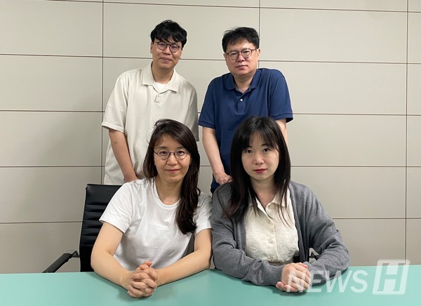 ▲ 토토사이트 블랙티비대학의 교수와 학생들은 수업을 통해 공공토토사이트 블랙티비실험실에 참여했다. 왼쪽 아래부터 시계방향으로 김태선 산업토토사이트 블랙티비학과 교수, 홍진욱(산업토토사이트 블랙티비학과 박사과정) 씨, 정의태 커뮤니케이션토토사이트 블랙티비학과 교수, 손지우(산업토토사이트 블랙티비학과 석박사통합과정) 씨다. ⓒ 황지민 기자