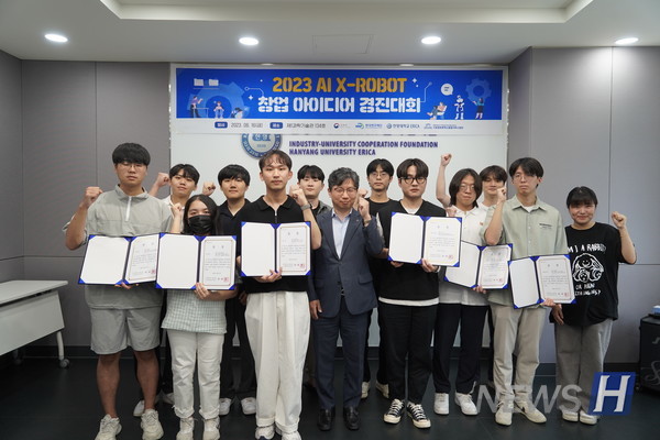 ▲ AI X-ROBOT 경진대회에서 수상한 6개의 팀이 함께 찍은 사진이다. 박태준 교수와 학생들이 함께 포즈를 취하고 있다. ⓒ 지능형더블유 토토 혁신융합대학 사업단