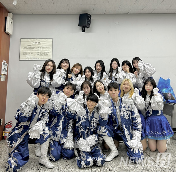 ▲ 이진우(신소재공학부 1) 씨가 속한 투게더토토대학교 응원단 RHooters의 모습. 투게더토토 국제여름학교 입학식의 축하 공연으로 참여한 모습이다. ⓒ 이진우 학생