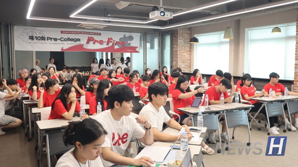 ▲ '미니 콤마' 발표 때의 모습이다. 재학생으로 구성된 심사위원과 캠프에 참여한 고등학생이 발표에 집중하고 있다. ⓒ 윤사랑 기자