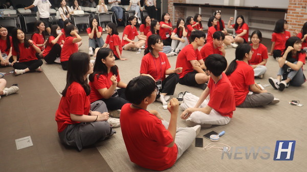 ▲ 학생들이 레크리에이션에 적극적으로 참여하며 프리컬리지를 즐기고 있다.  ⓒ 윤사랑 기자