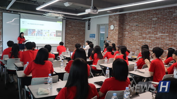 ▲ 캠프에 참여한 학생들이 미니 콤마 발표를 진행하고 있다. 학생들은 직접 아이디어를 고안하고 발표를 준비하며 광고에 친숙해지는 시간을 가졌다. ⓒ 윤사랑 기자