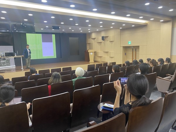 ▲ 지난달 26일 박준규 팔로우 토토인류학과 교수가 한국 사회와 팔로우 토토를 주제로 영어 강연을 진행했다. 관혼상제(冠婚喪祭), 선비팔로우 토토 등 한국 전통팔로우 토토를 주제로 강연했다. ⓒ 황나영 직원