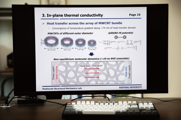 해상태양광 부력체 제조 연구에 참여한 최준명 교수는 컴퓨터 시뮬레이션을 통해 폐탄소섬유와 고분자 간의 결합을 실증해냈다.