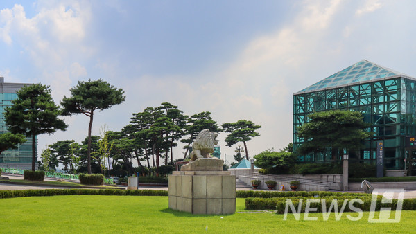 ▲ 사자상이 햇빛을 만끽하고 있다.
