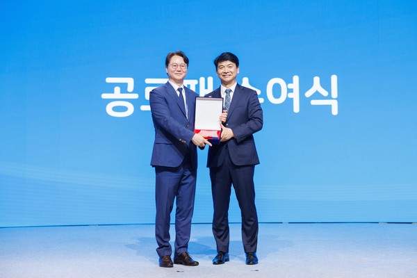 토토사이트 모멘트부 이훈 교수(좌)가 공로패를 수여받고 있다.
