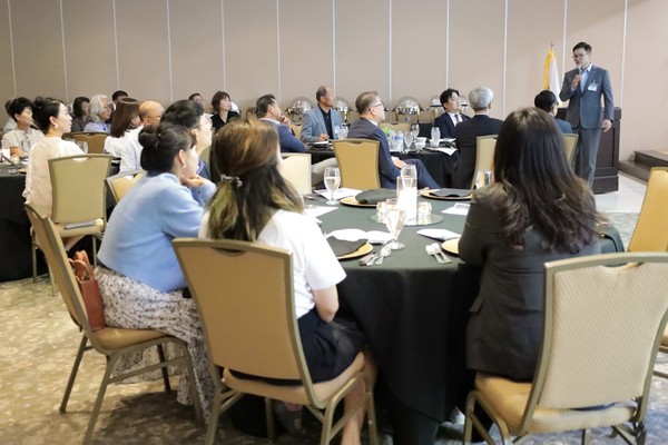 이기정 총장이 텍사스 동문들에게 한양대학교의 발전상에 대해 설명하고 있다. ⓒTEXASN