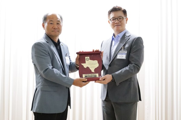 텍사스 총동문회가 이기정 총장에게 텍사스 지도모양이 새겨진 감사패를 전달하고 있다. ⓒTEXASN