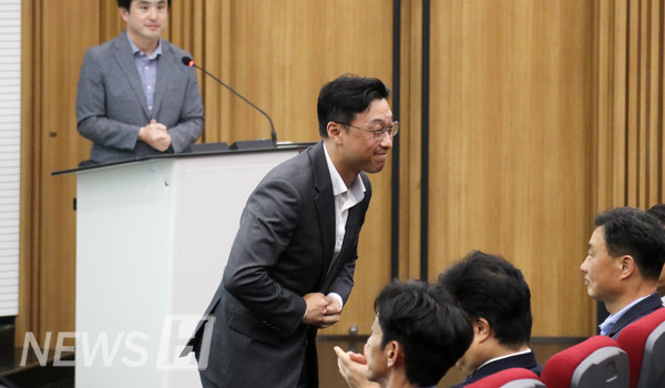 ▲ 한화에어로스페이스 사업부장 문승학 씨가 내빈을 향해 인사하는 모습.