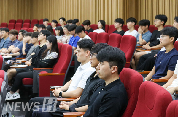 ▲ 행사에 집중하고 있는 현판식 참석자들의 모습.