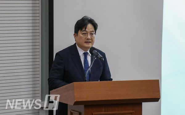 ▲ 변중문 산학협력단 단장이 축사를 전하고 있다.