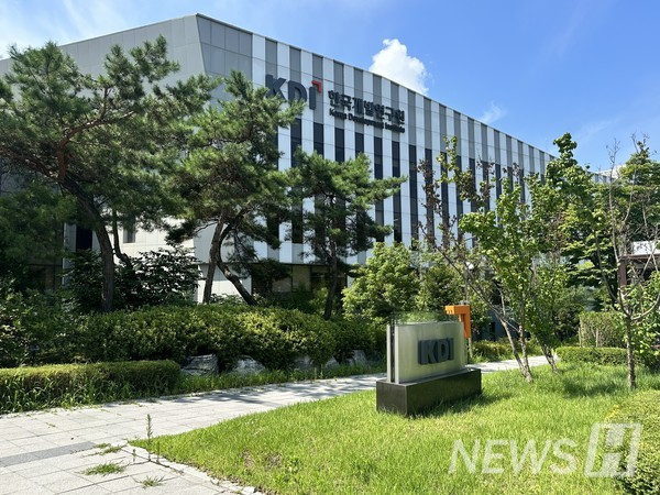 ▲ Located in Sejong City, the KDI School of International Policy and Management is where Mr. Kim conducts research and teaches. ⓒ Reporter Park Seo-young