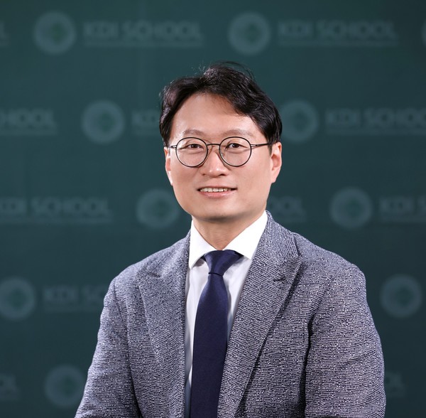 ▲Mr. Kim Young-jae (Mechanical Engineering, Class of '00) graduated from Hanyang University in 2007 and after 13 years of studying abroad, he became a professor at the KDI School of International Policy and Management. ⓒ Alumni Kim Young-jae