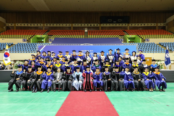 /한양대   17일 서울 성동구 서울캠퍼스 올림픽체육관에서 열린 ‘후기 학위수여식’에 참석한 졸업생들이 기념사진을 촬영하고 있다. 이날 학위수여식에서는 박사 196명, 석사 554명, 학사 983명 등 총 1733명이 각각 학위를 받았다. (계속)