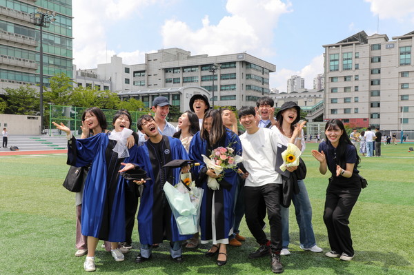 /한양대   17일 서울 성동구 서울캠퍼스에서 학위수여식을 마친 졸업생들이 기념사진을 촬영하고 있다.(계속)