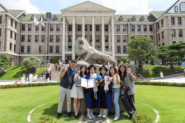 /한양대   17일 서울 성동구 서울캠퍼스에서 학위수여식을 마친 졸업생들이 사자상 앞에서 기념사진을 촬영하고 있다. (계속)