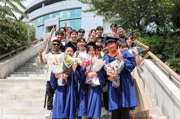 /한양대   17일 서울 성동구 서울캠퍼스에서 학위수여식을 마친 졸업생들이 기념사진을 촬영하고 있다.(계속)