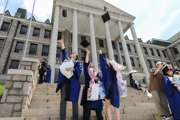17일 서울 성동구 서울캠퍼스에서 학위수여식을 마친 졸업생들이 학사모를 던지며 졸업을 자축하고 있다. (끝)